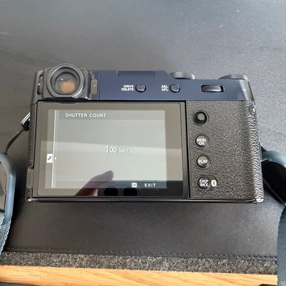 Fujifilm X100VI Black Camera used once, 100 shutters ,+ SD Card and extra strap - Picture 10 of 11